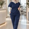 Soignante en pyjama médical col V bleu marine CLINICHIC dans un hôpital